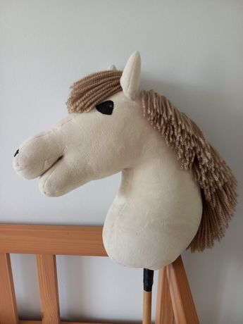 Kremowy hobby horse z dodatkami HANDMADE