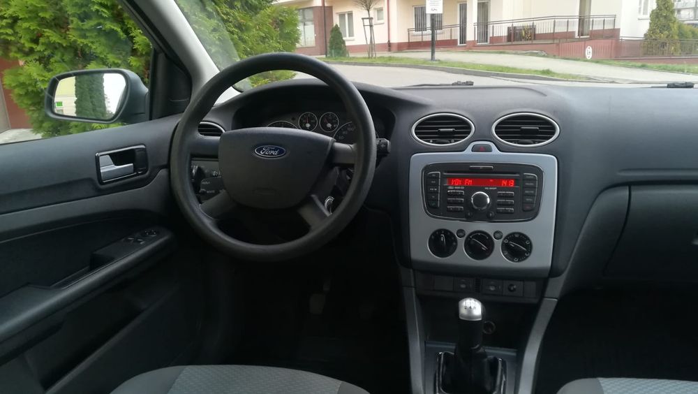 Sprzedam Forda Focusa 1.6 benzyna 2007 rok .