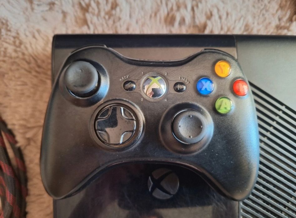 Konsola Xbox 360 E 500gb + pad, kable i dwie gry