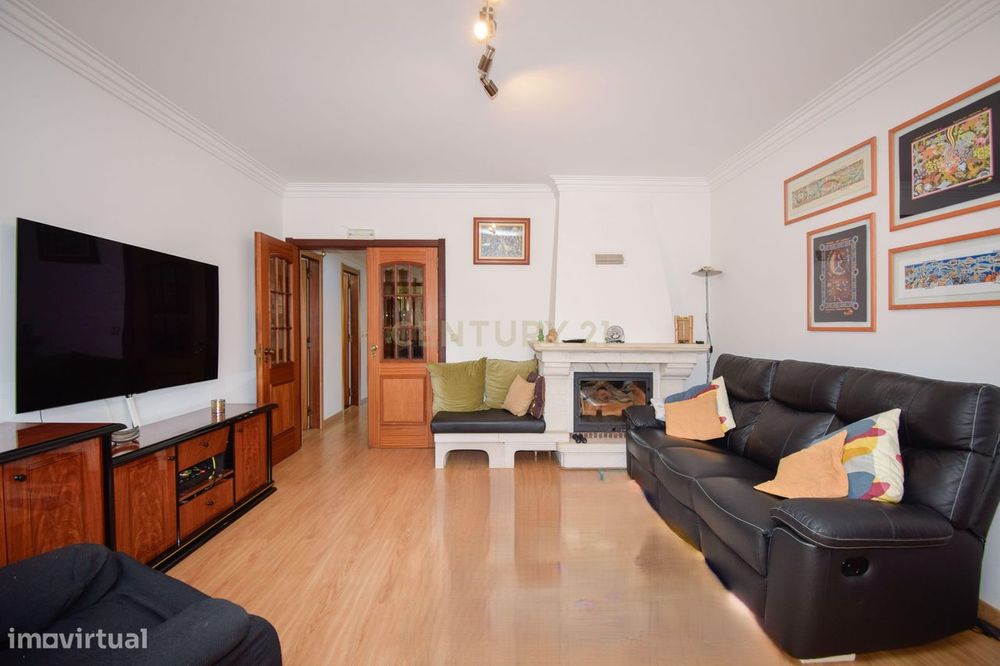 Apartamento T2 Remodelado com Vista Monsanto | Amadora | Excelente Loc