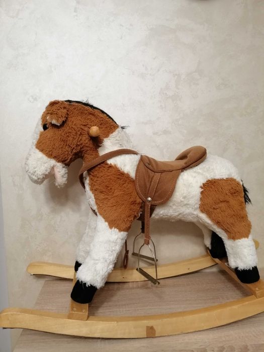 Koń na biegunach – stabilny, miękki, z ochroną podłogi