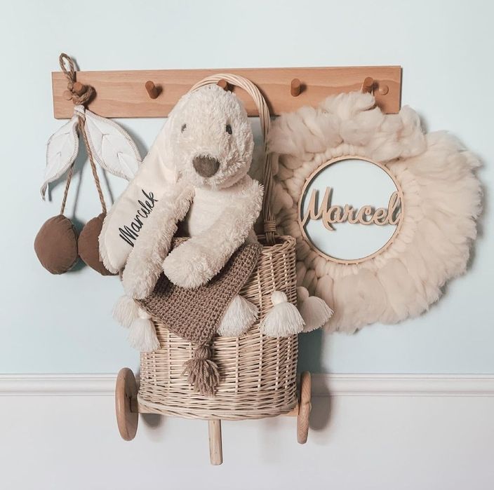 Wózek na zabawki wiklinowy dla dzieci handmade chwosty/pompony