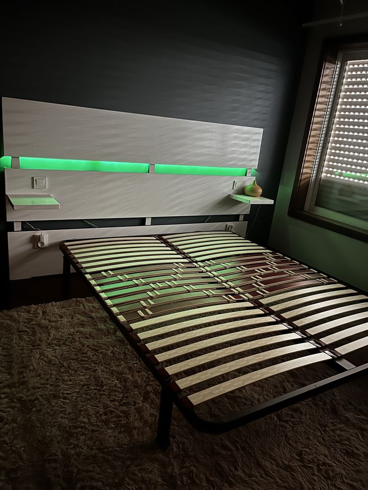Estrutura de cama Pikolin com cabeceira de madeira maciça led embutido