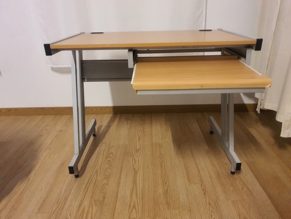 Secretária para computador.