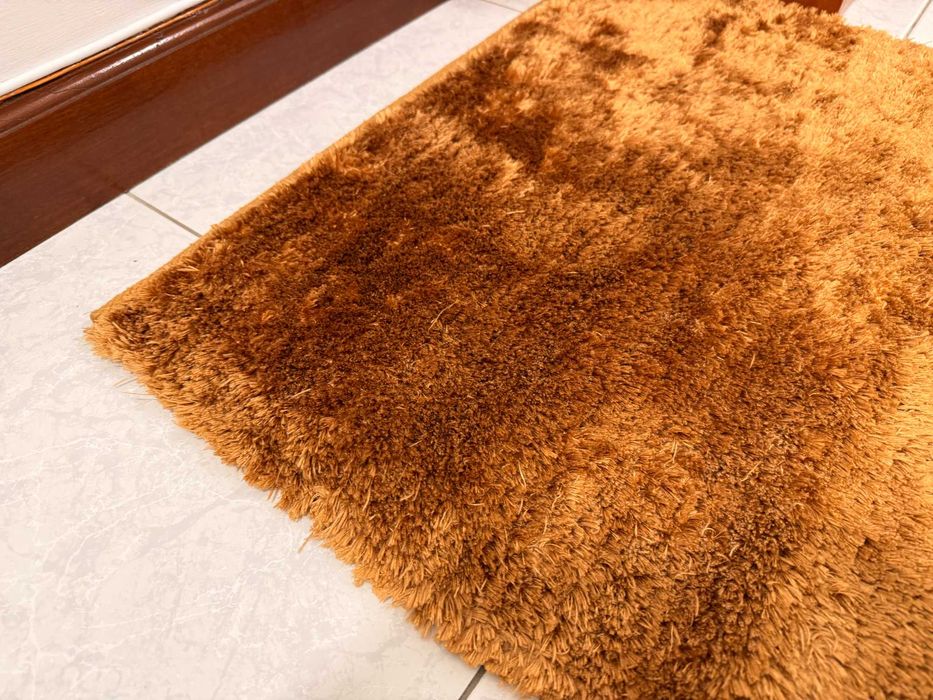 Tapete castalho pelo longo