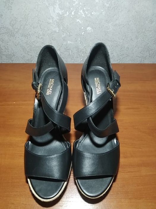 Продам жіночі босоніжки MICHAEL KORS