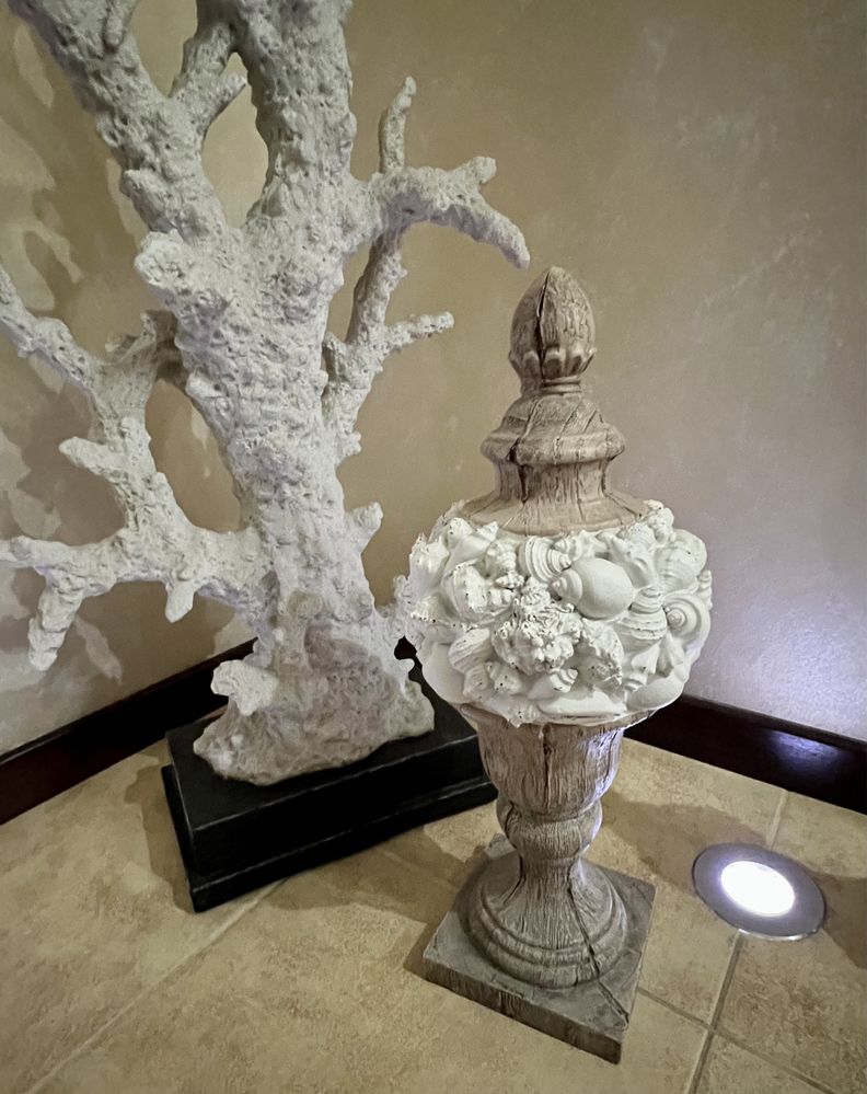 Dekoracja hamptons muszla koralowiec kula rzeźba figurka postument