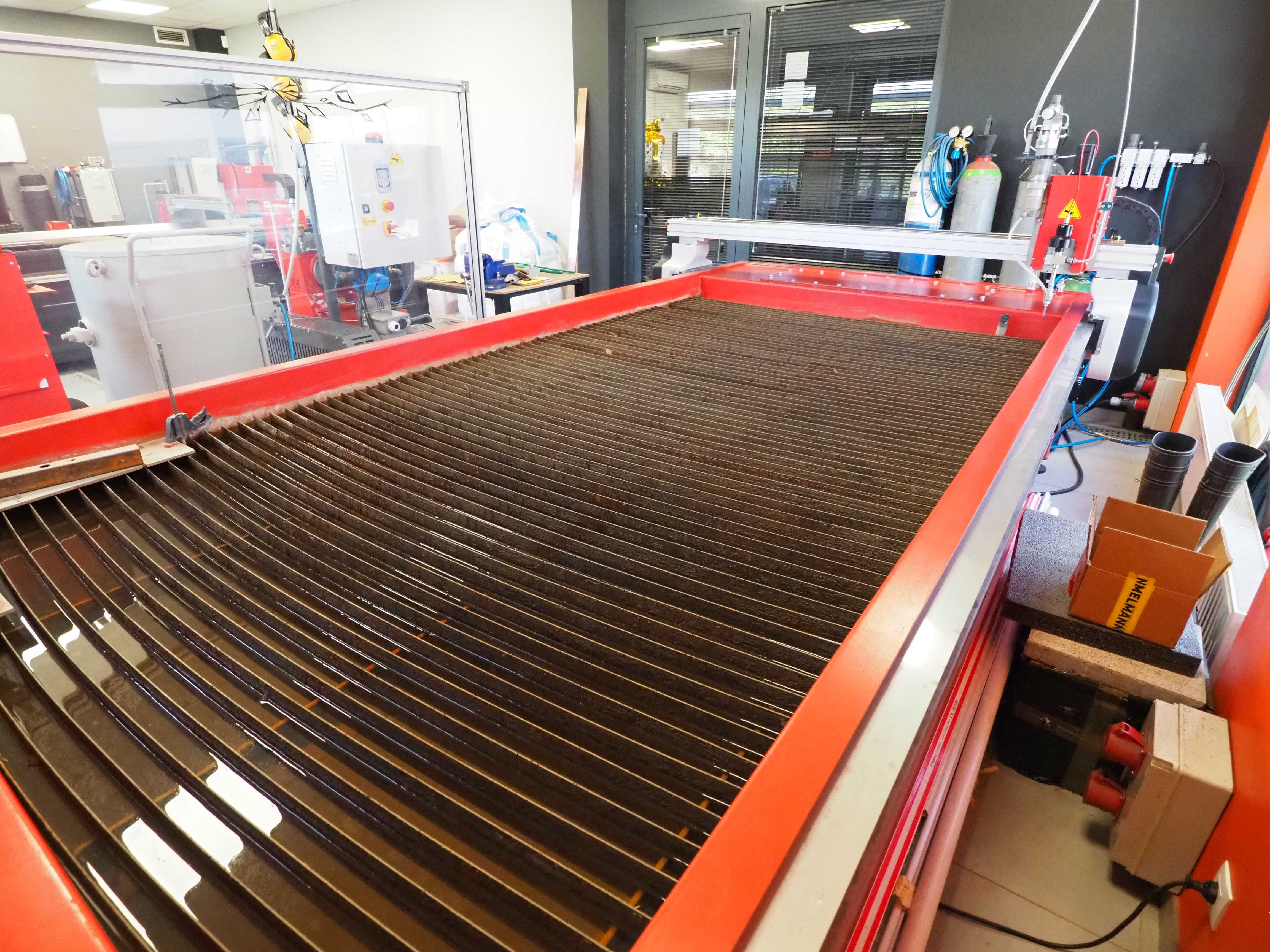 Wycinarka wodna CNC Swift-Jet Pro 15kW 3000x1500mm – maszyna pokazowa