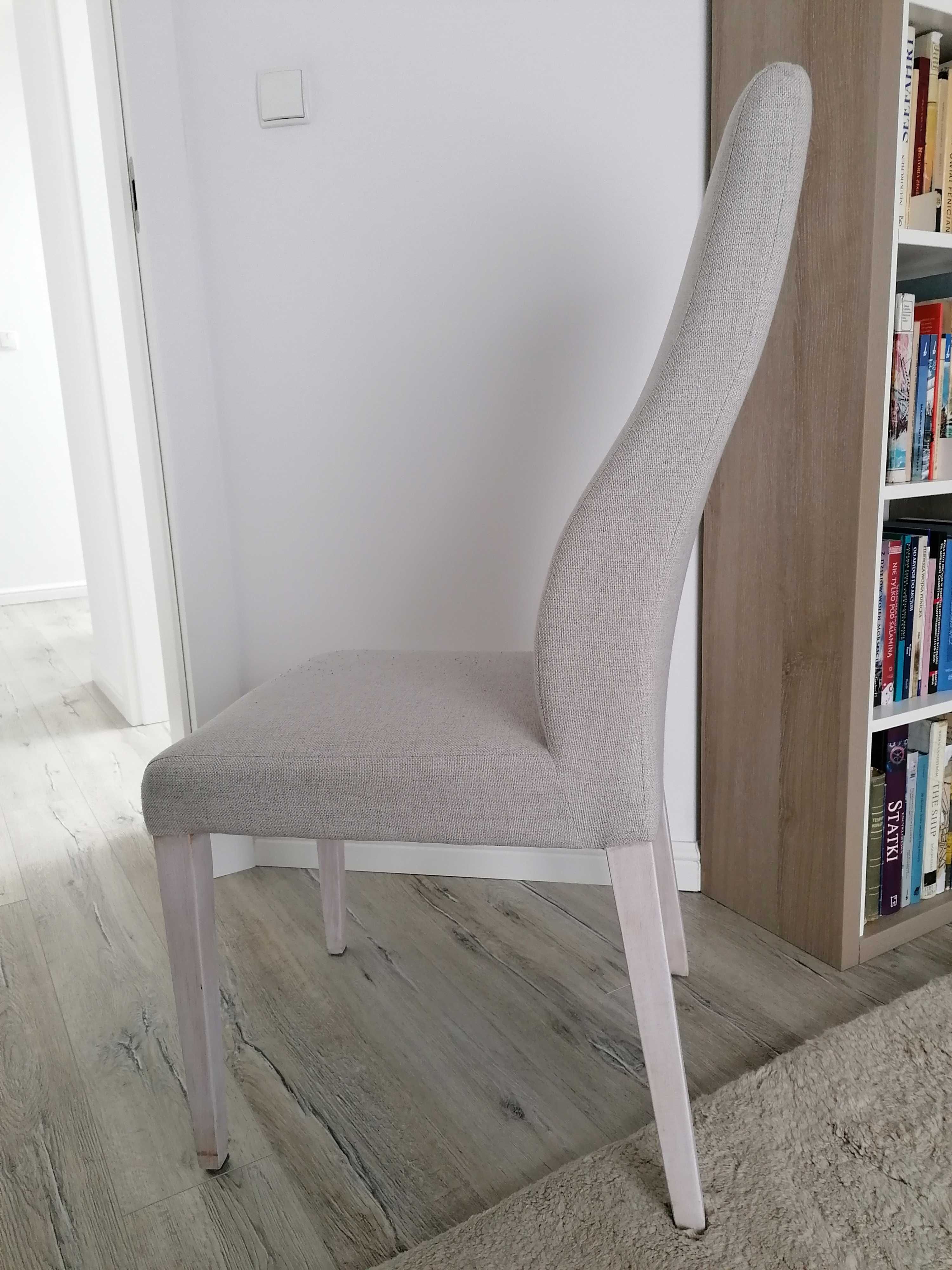 Krzesła tapicerowane jasny beż.