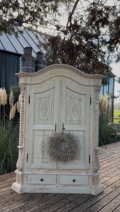 Rustykalna szafa , bogato zdobiona szafa