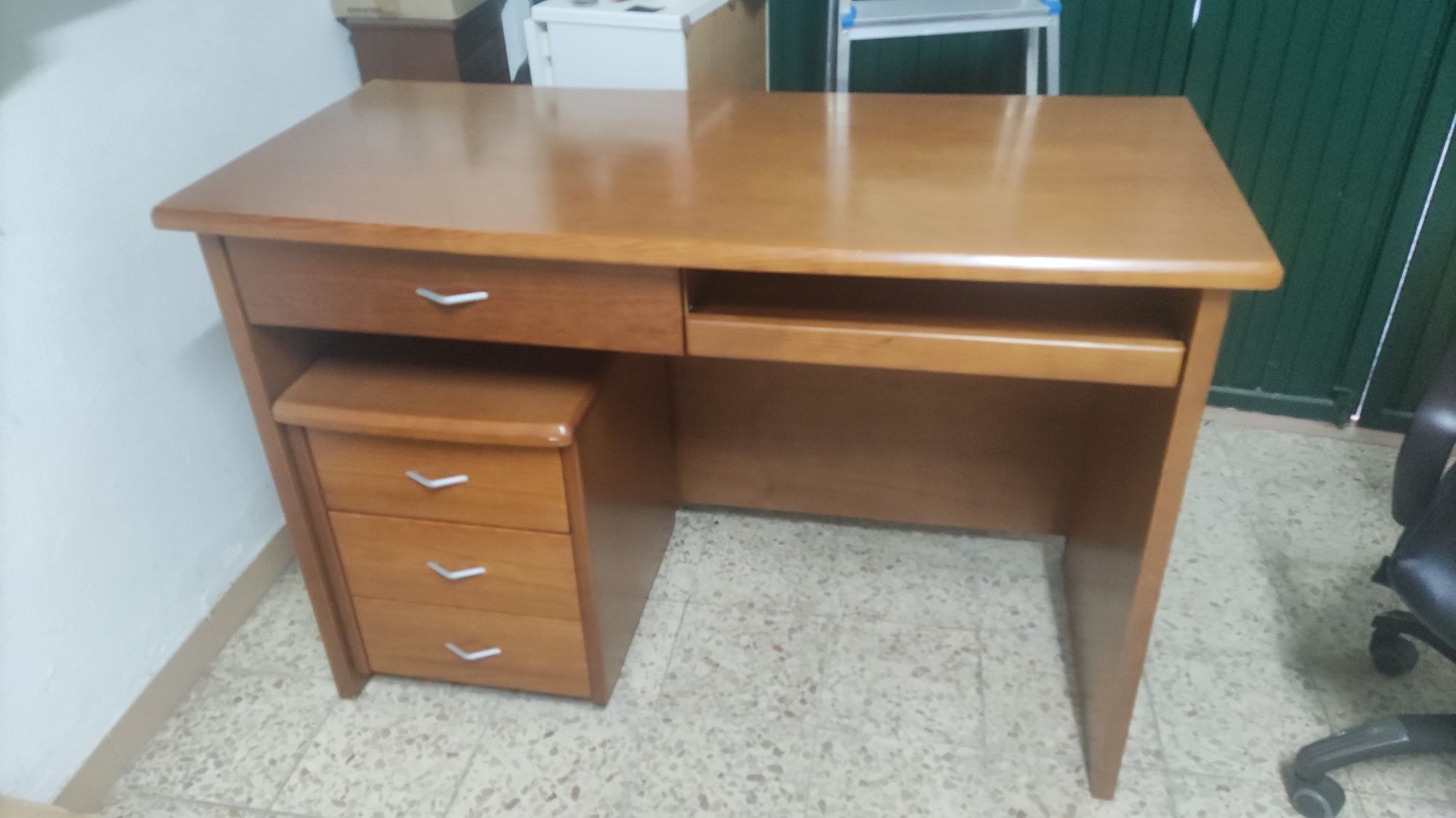 Secretaria com cadeira
