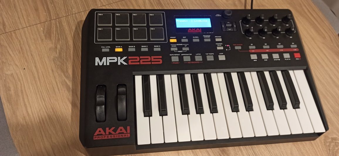 MIDI  клавіатура Akai mpk 225 Professional нова.
