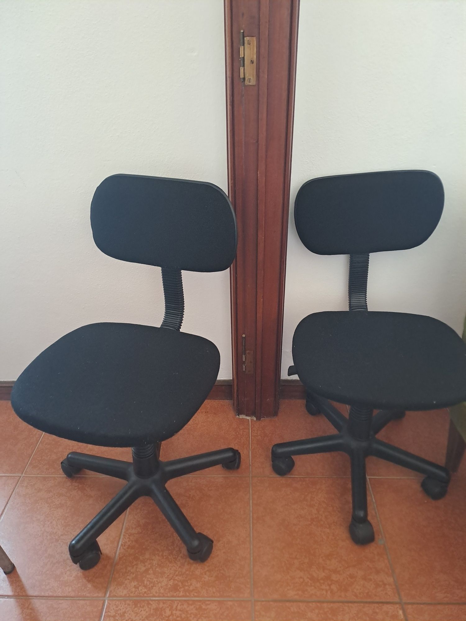 Cadeiras de Secretária com Rodas – 3 Unidades Disponíveis