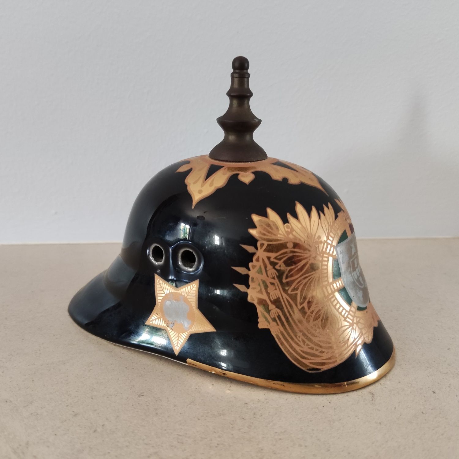 Capacete GNR em porcelana (alusivo a um capacete antigo) artigo raro