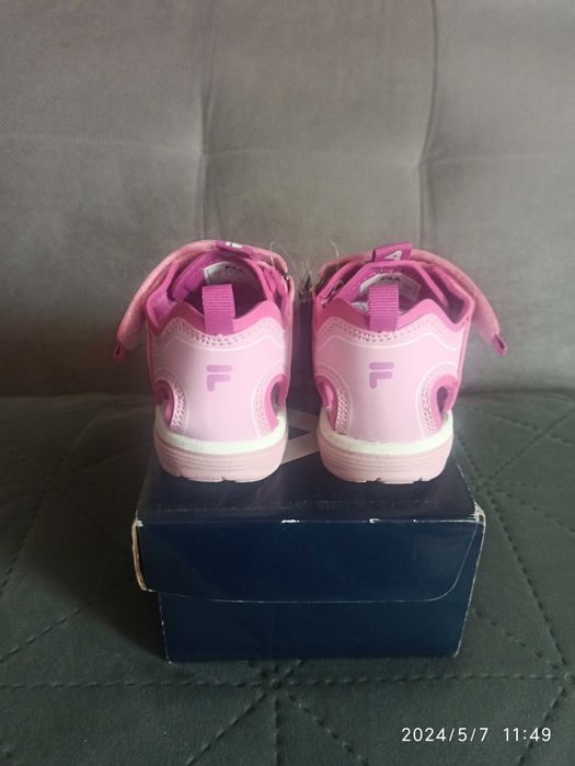 Śliczne zabudowane sandałki dziewczęce Fila 24 Nowe