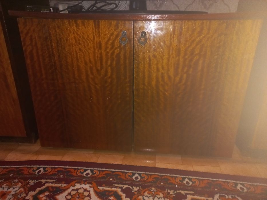 Тумбочка бу  та стінка в нормальному стані