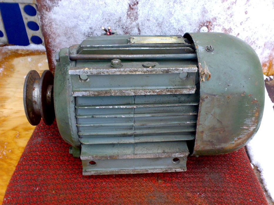 Электродвигатель 2.2 квт.1420 об.4АМ 90ЛС.25 кг.Новый.