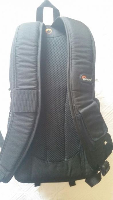 Mochila preta Lowepro 100 para máquina fotográfica, como nova!