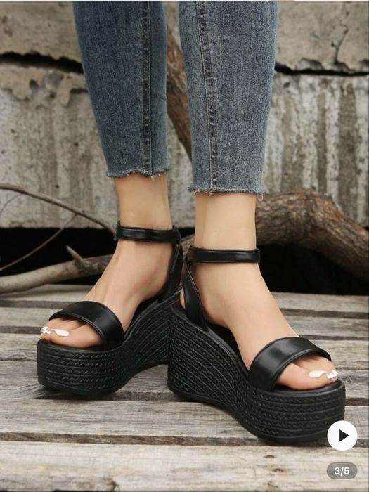 Sandalias pretas novas