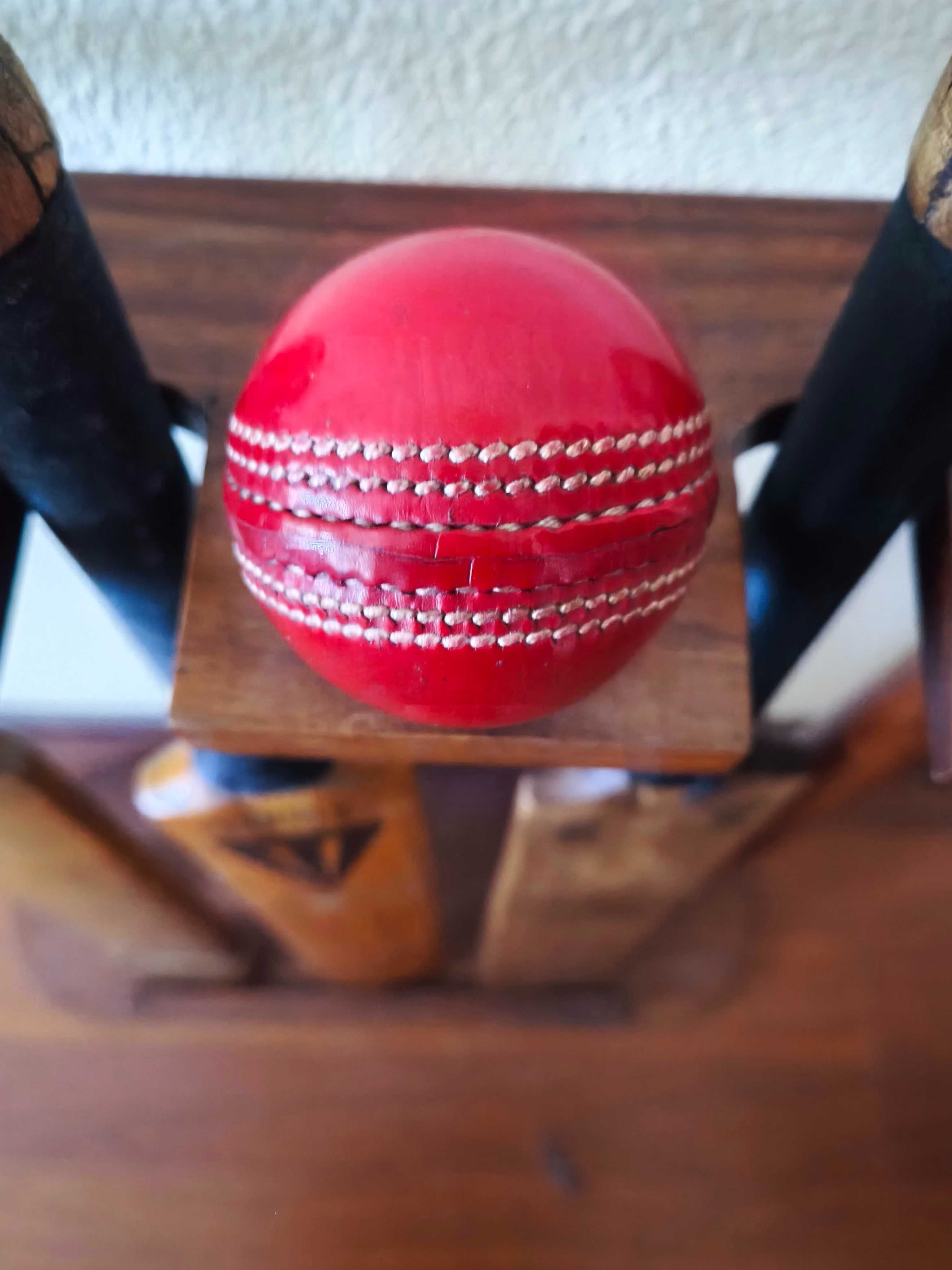 Antigo Set de Cricket - 3 bastões com suporte e bolas em couro
