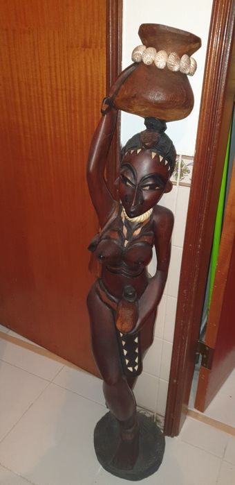 Casal de estatuas africanos em madeira pesada com 1.10 de altura cada