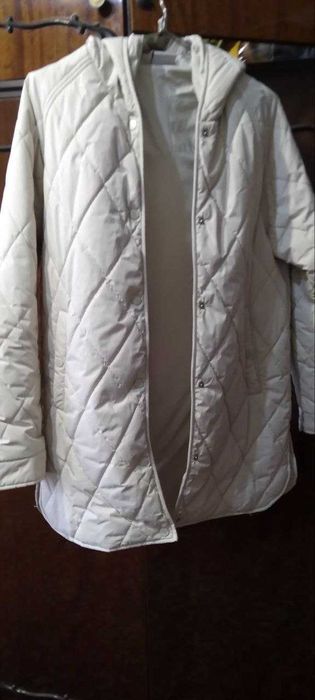 Жіноча куртка з капелюхом.