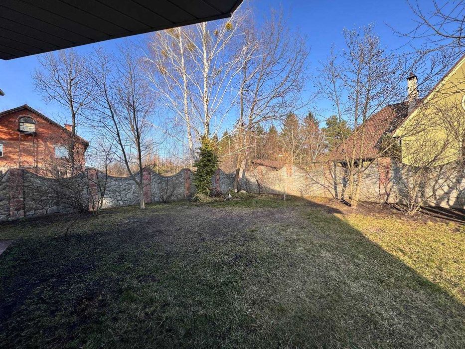 Продаж будинку з басейном. Без %
с.Чайки 
5 км до метро Житомирська