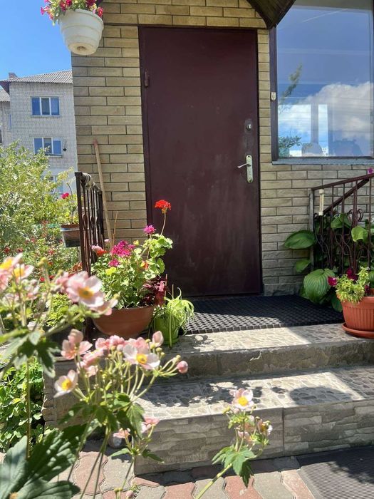 Простора 3-кімнатна квартира з окремим входом та власним двориком.