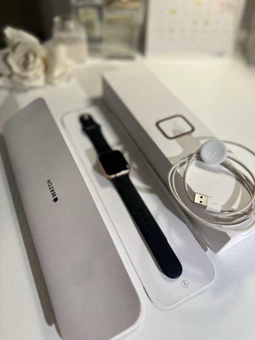 Apple Watch Series 4 – 40mm (Gold Aluminum Case)
