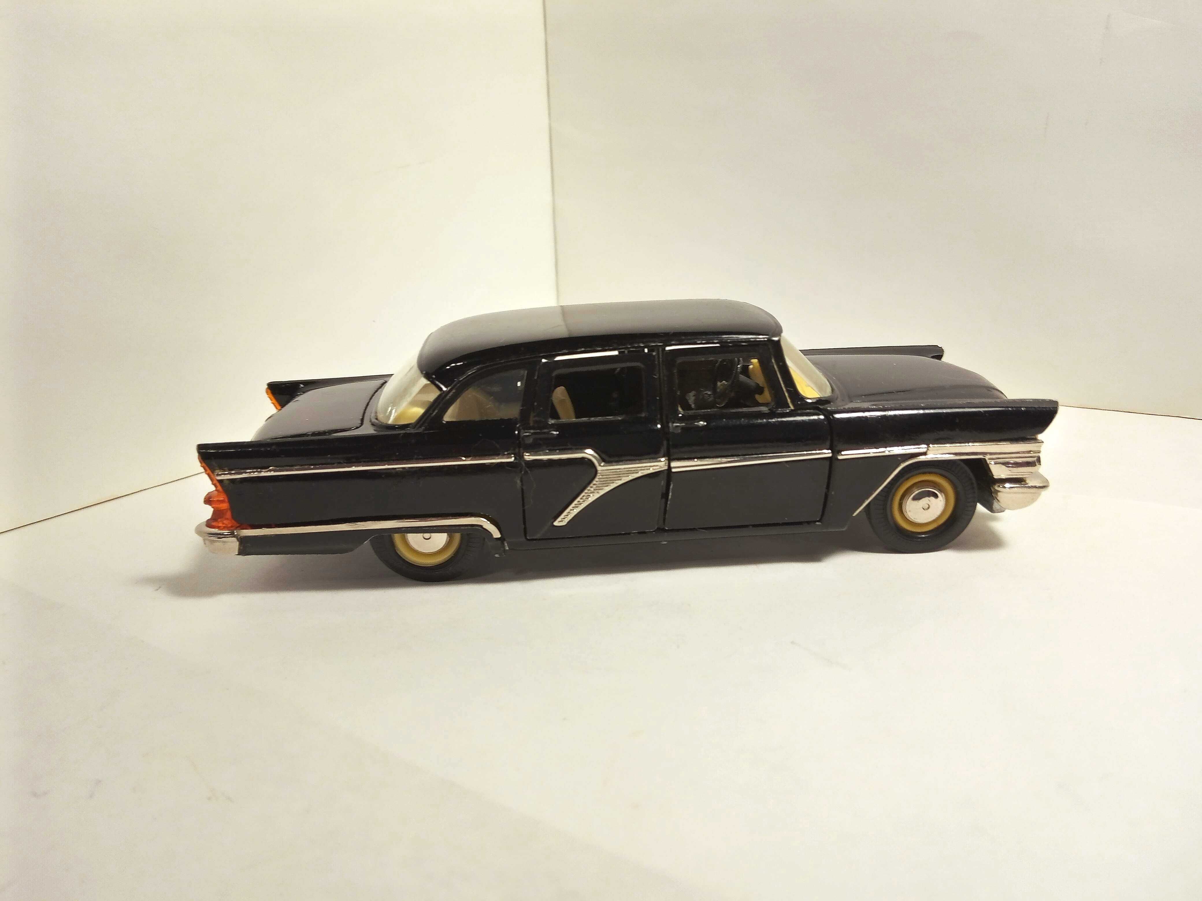 Модель автомобілю Чайка ГАЗ-13 А15. Зроблено в СРСР. Масштаб 1:43.