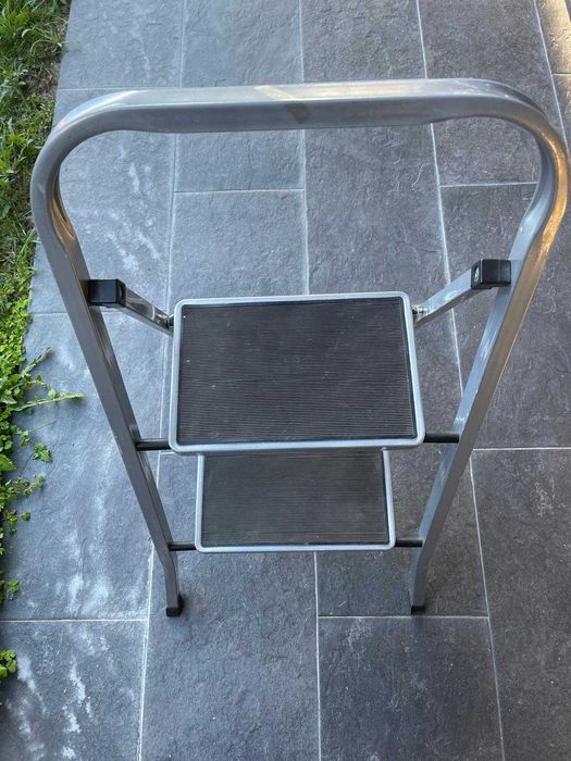 Escadote Dobrável de 2 Degraus Cinzento Aço (47 x 55 x 82 cm)