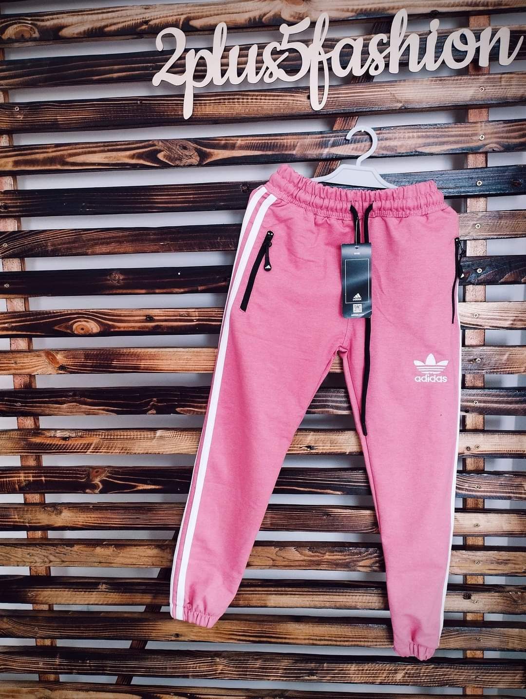 Różowe spodnie Adidas 140