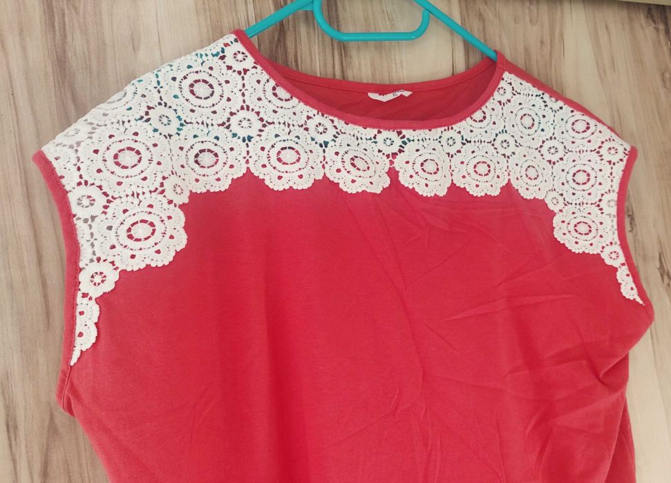 Koralowa bluzka damska z białą koronką na lato