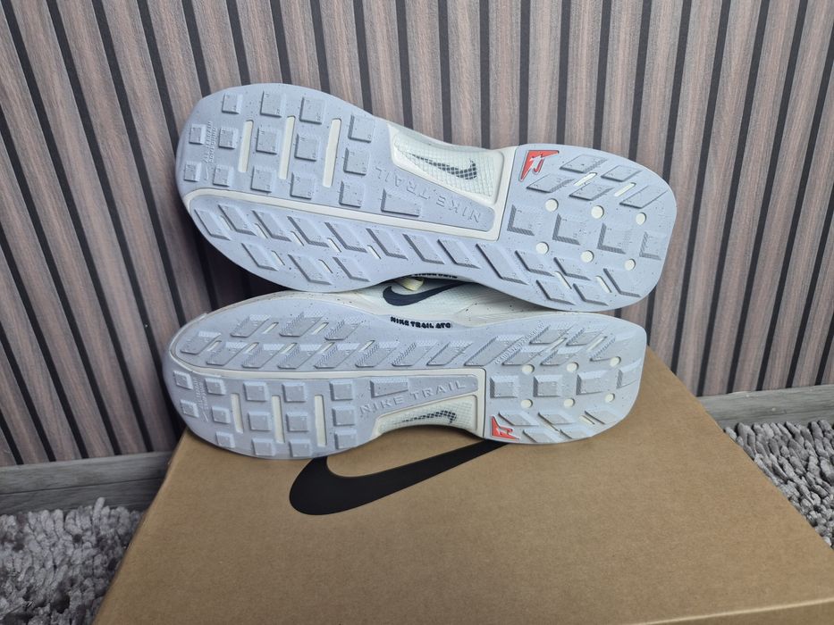 Nike Performance Juniper 3 Obuwie do biegania odblaski  42