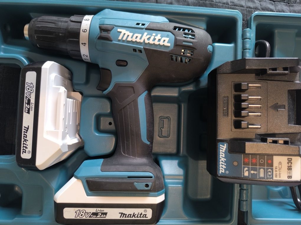 Aparafusadeira Makita 18v  com 2 baterias 2ah