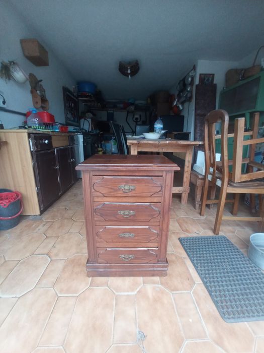 Mesa de cabeceira em madeira