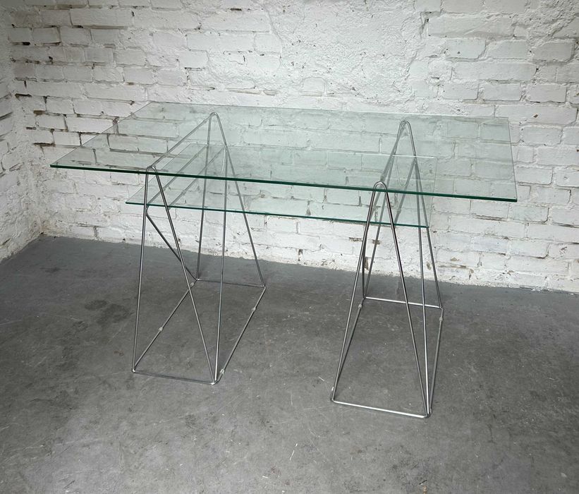 Szklane biurko bauhaus na chromowanej podstawie