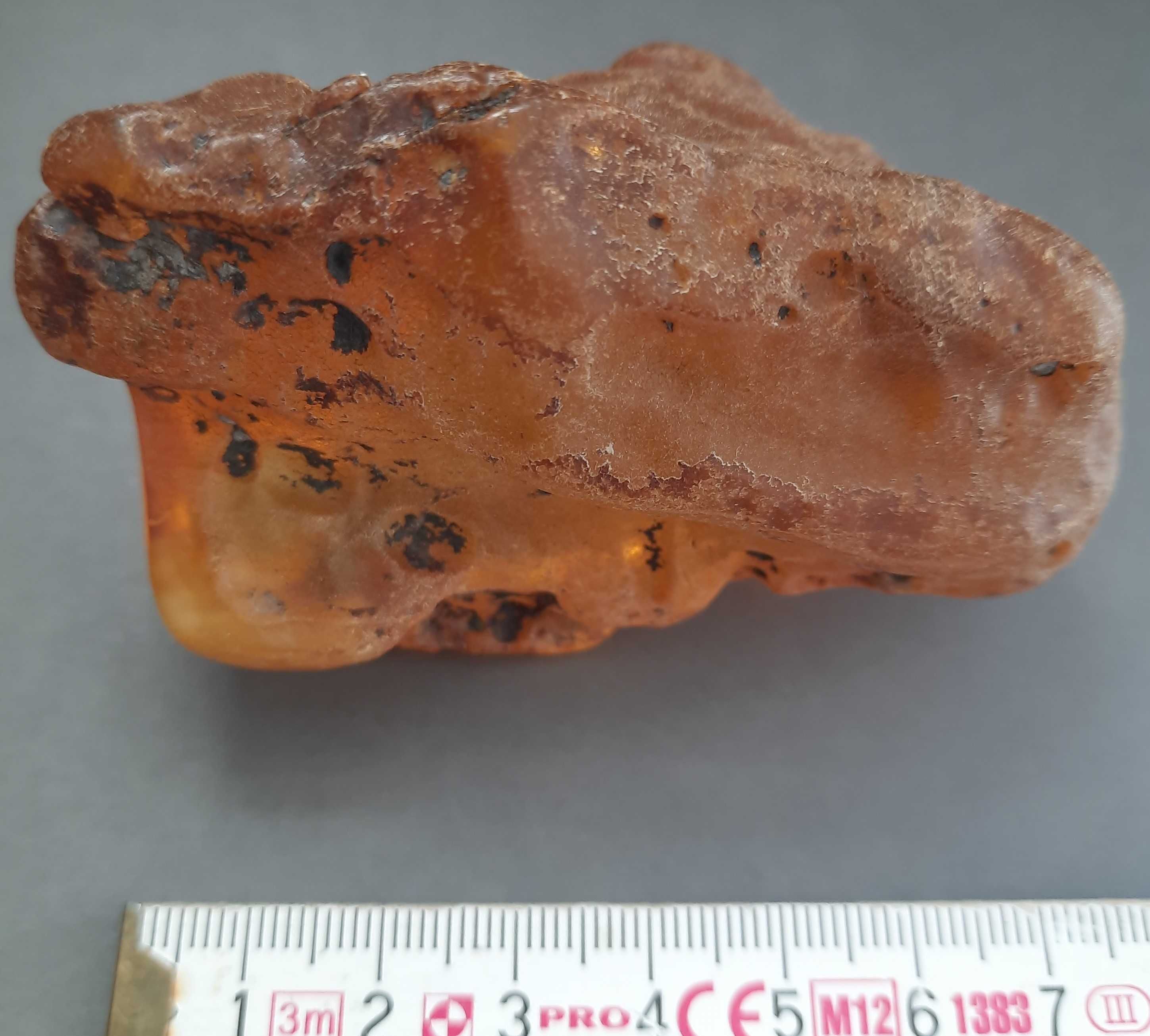 Bursztyn surowy o wadze 75,8 g