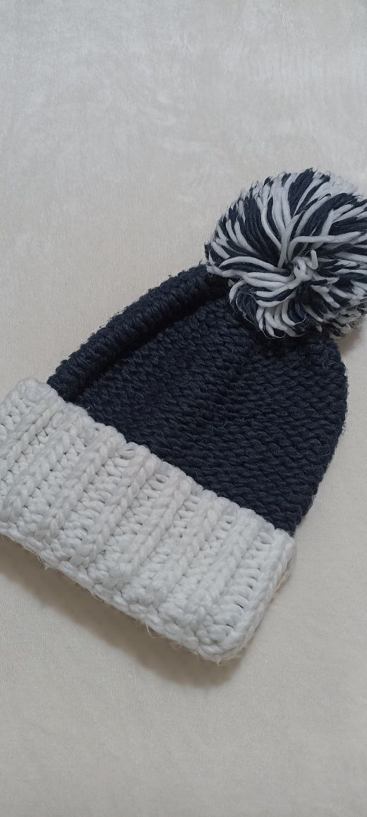 Gorros azul marinho e azul bebé