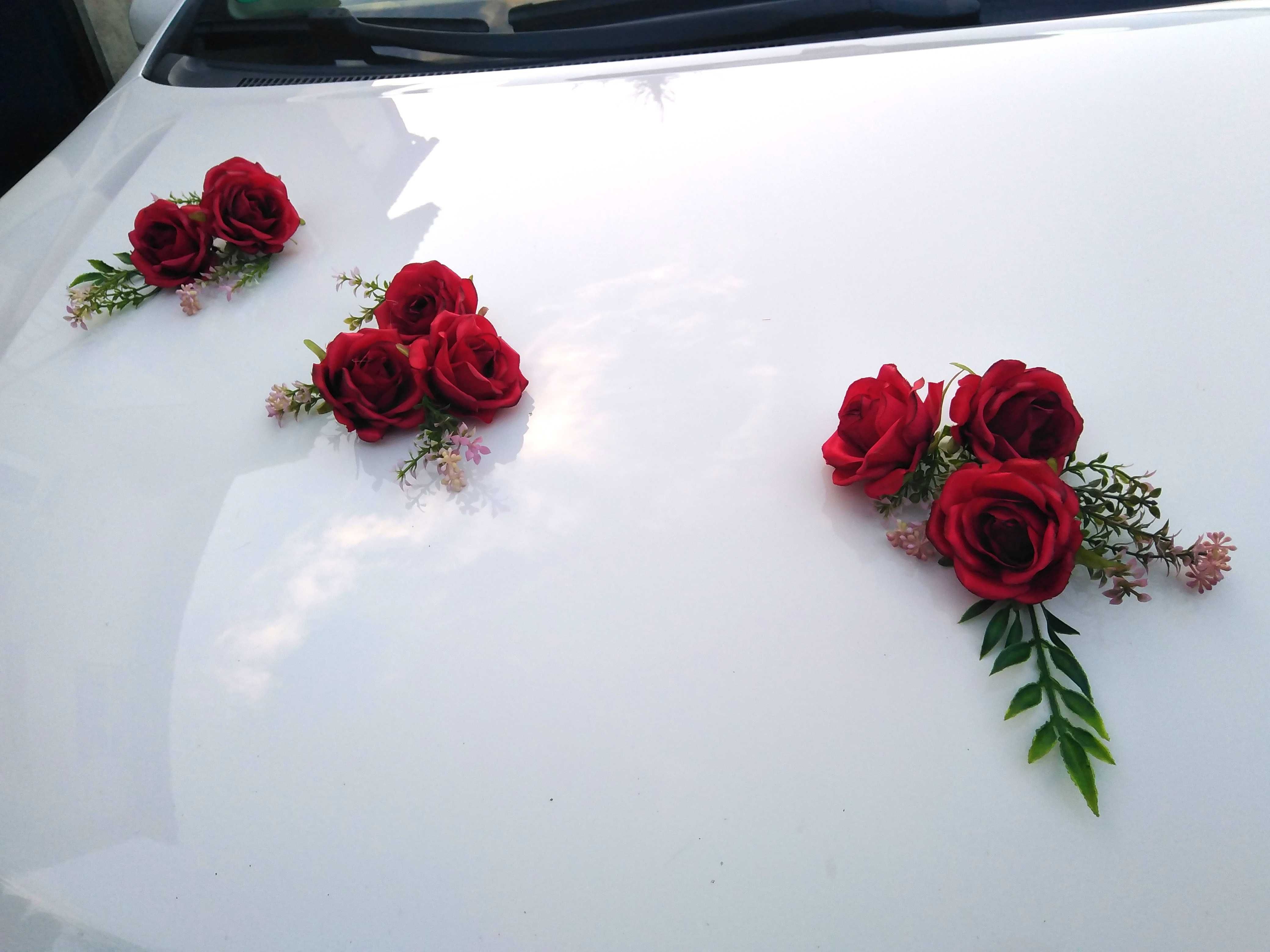 Dekoracja samochodu auta na ślub czerwona