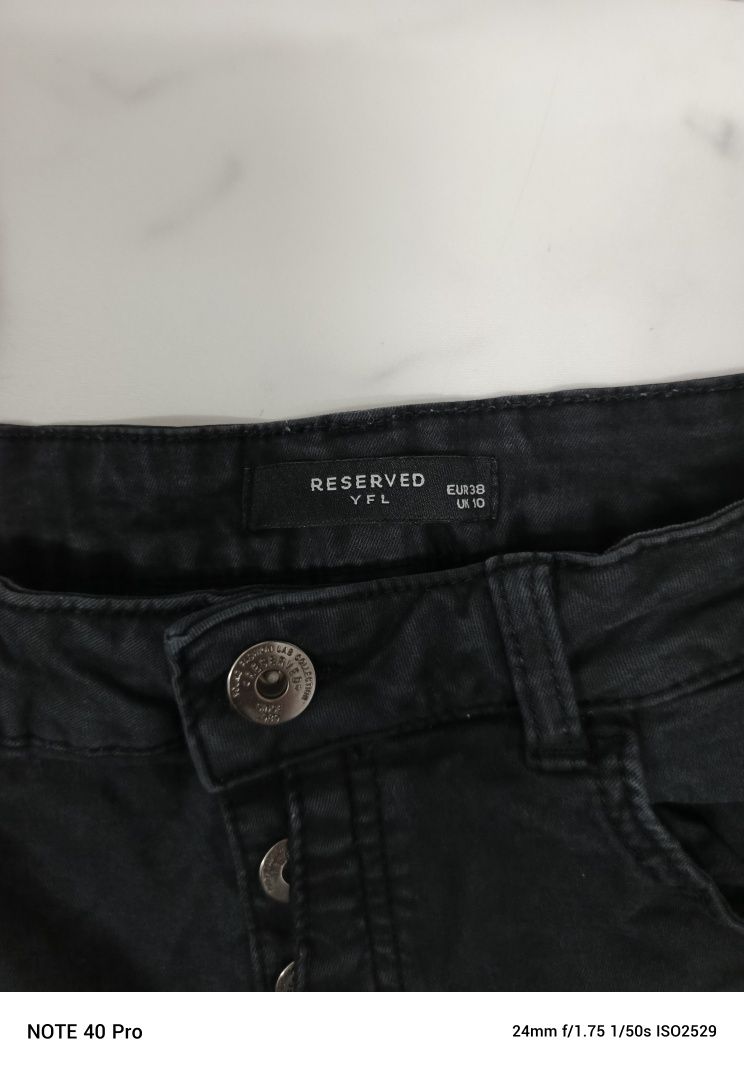 Czarne rurki jeansy Reserved guziki M