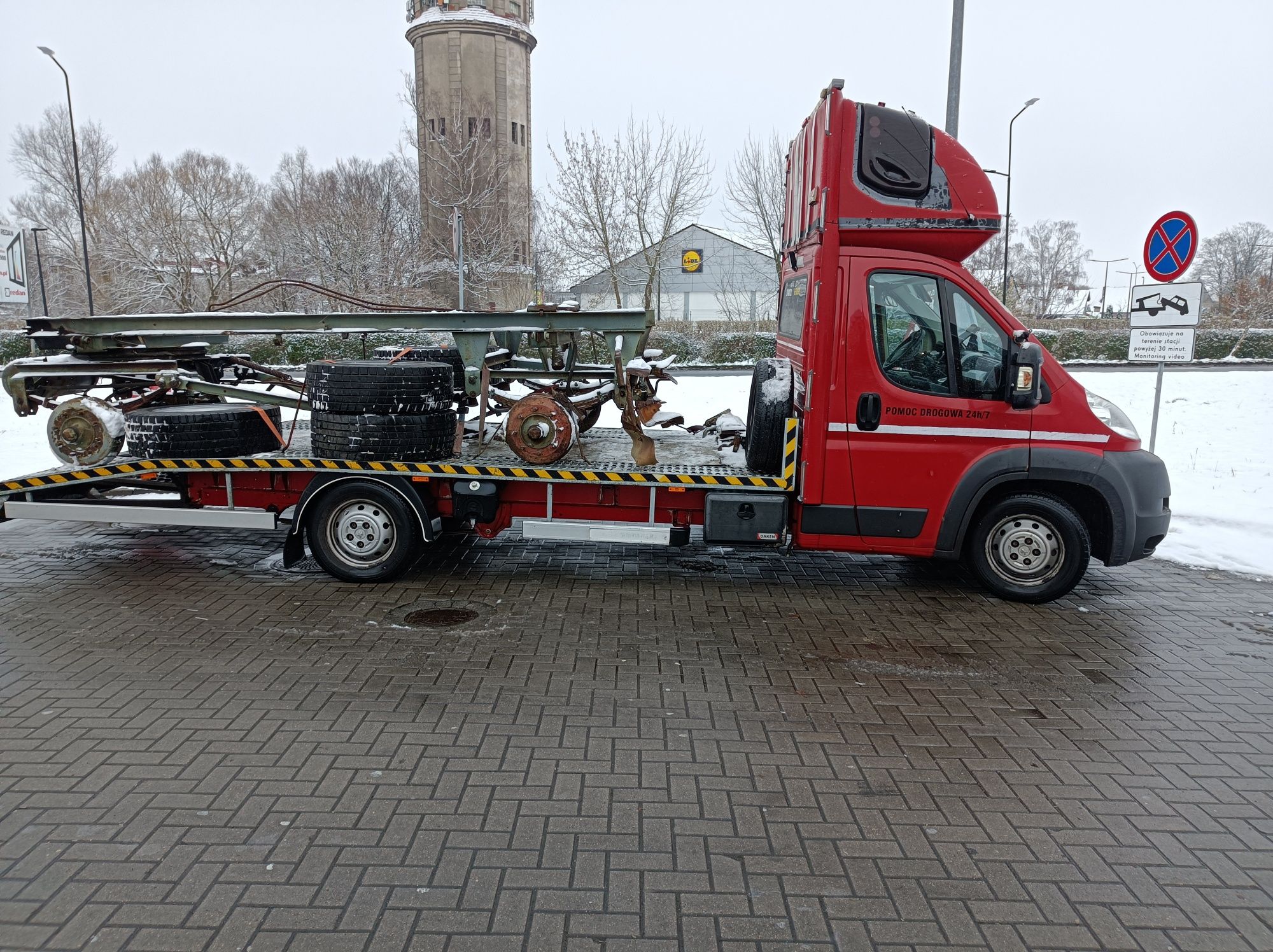 Transport pojazdów i materiałów budowlanych Laweta