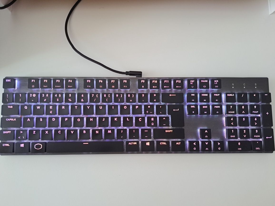 Cooler Master Teclado SK650 RGB Cherry Low Red PT SK-650-GKLR1-PT