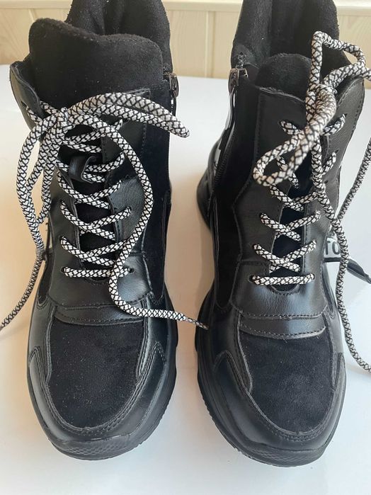 Продам ботинки спортивные кроссовки 35 р.