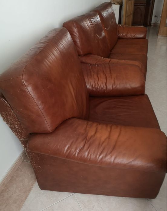 Conjunto sofá + 2 cadeirões em pele