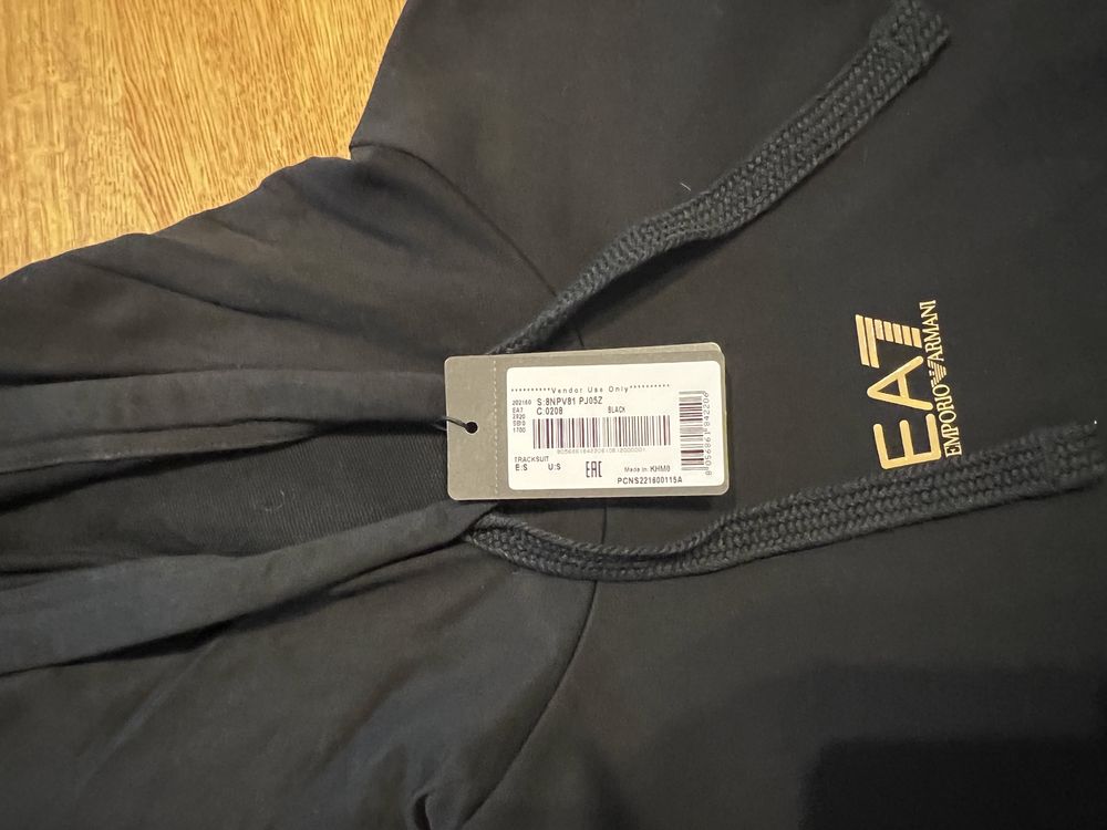 Nowy Dres Emporio Armani, rozm.S, kolor czarny