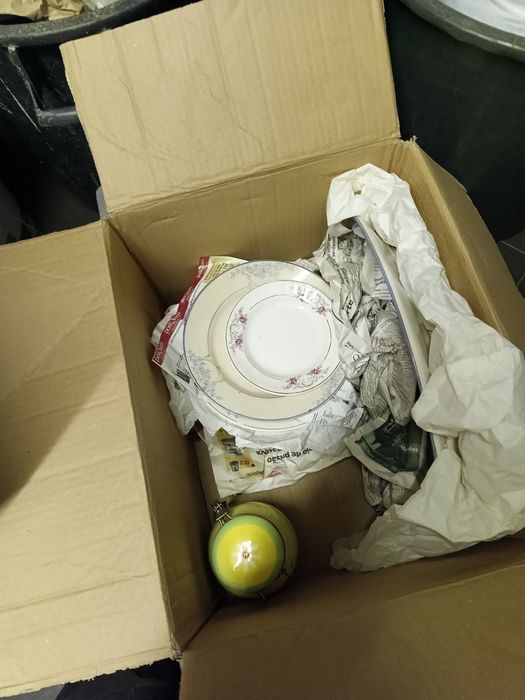 Pratos e travessas antigas pintadas a mão