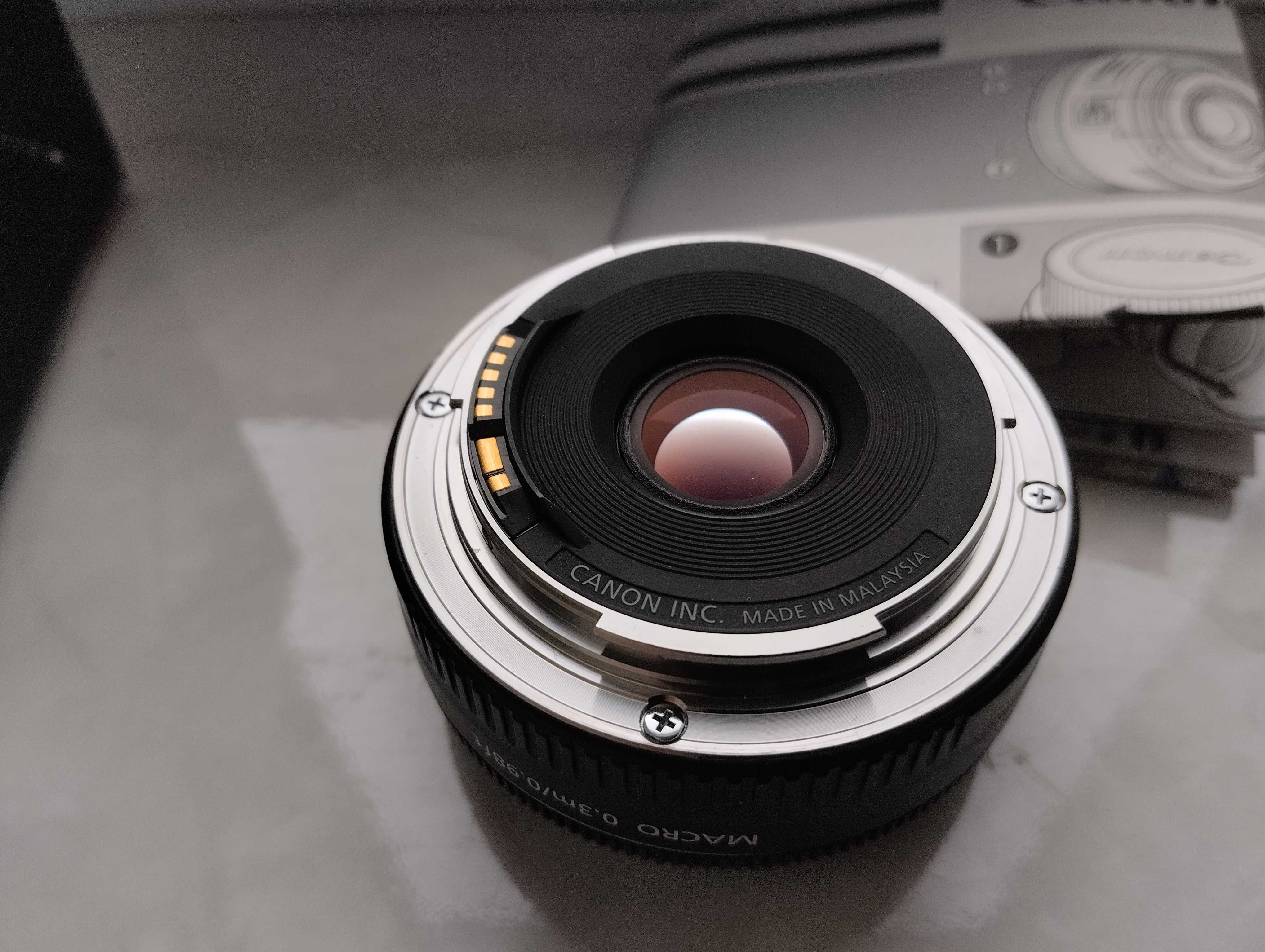 Обєктив Canon EF 40mm f/ 2.8 STM. Коробка