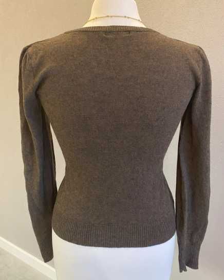 Czekoladowy sweter dopasowany bawełna z wełną jesień szafa kapsułowa