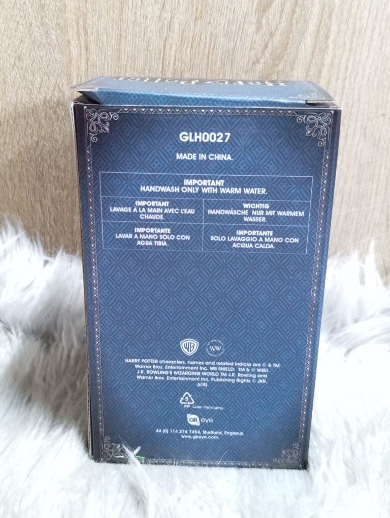 Kubek z motywem Insygniów Śmierci z serii Harry Potter.